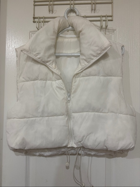 Jackets & Blazers - Cropped Puffer Vest in Off-White